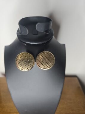 Vintage unsigned Classic Gold-Tone Round Textured Clip-On Earrings